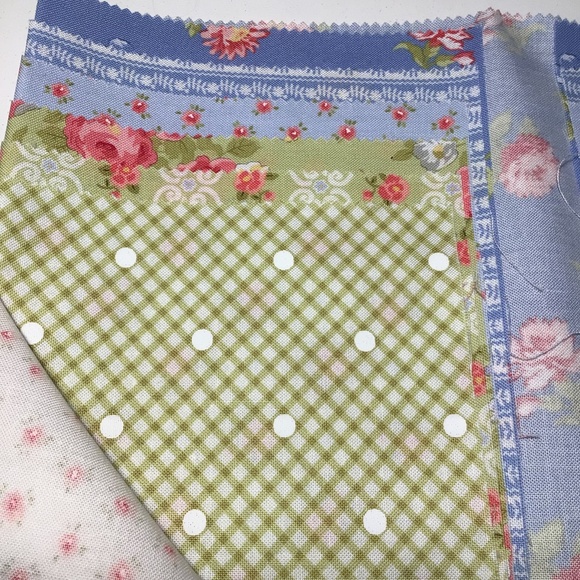 Moda Fat Quarter Bundle - 12 Fat Quarters of beautiful quilting quality cottons - Picture 6 of 14